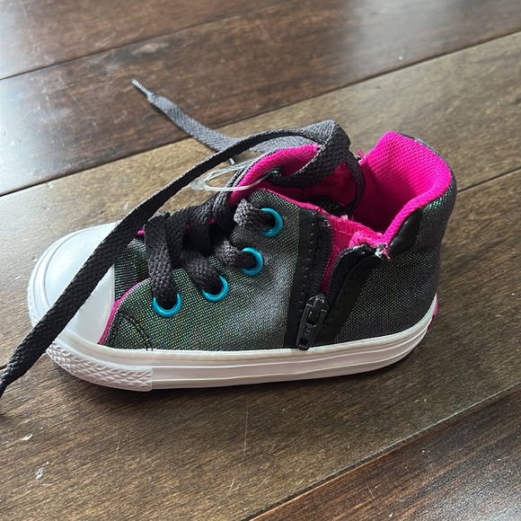 Toddler Converse high tops NWT - Picture 3 of 4